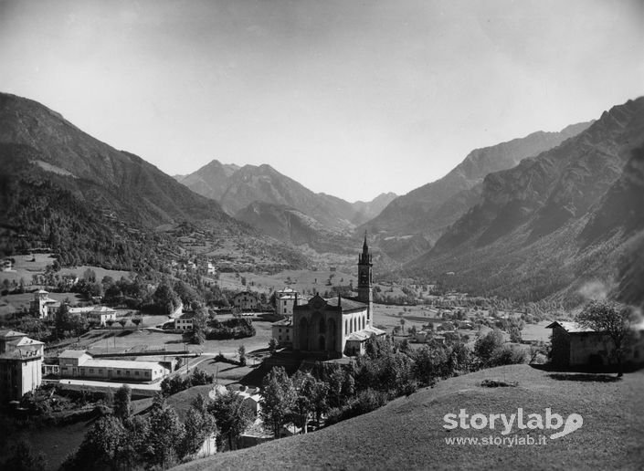 Chiesa Immersa Nella Valle Di Piazza Brembana