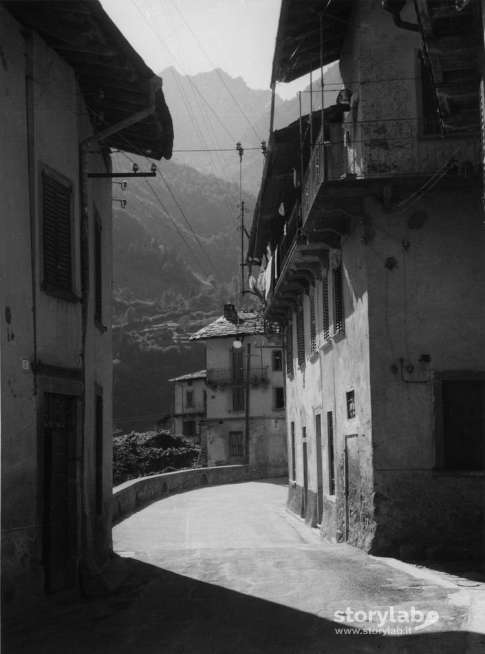 Vista Delle Montagne Dalle Vie Di Piazza Brembana