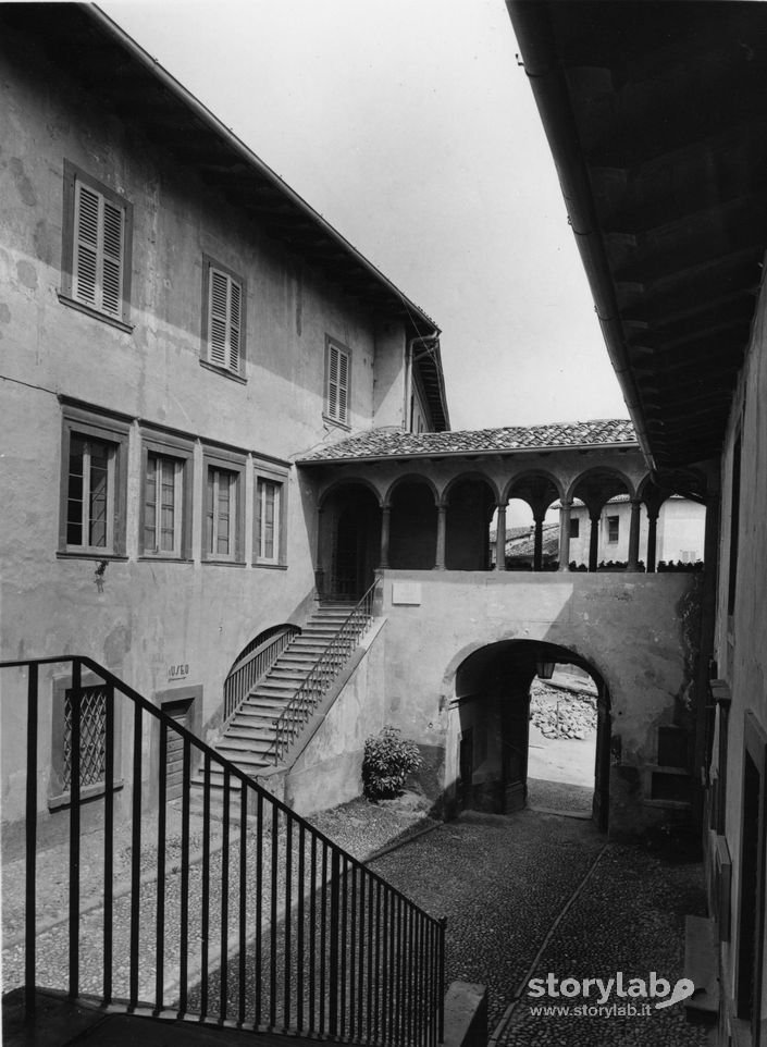 Cortile Interno Del Palazzo Comunale Di Clusone