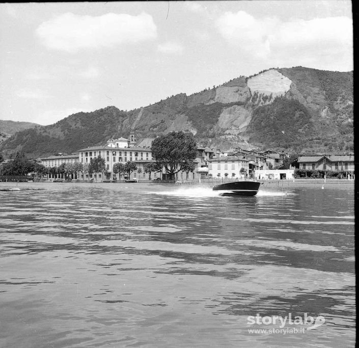 Paese In Riva Al Lago