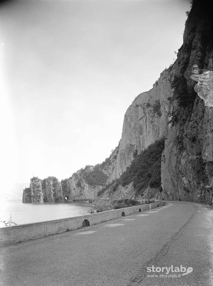 Strada Che Costeggia Il Lago