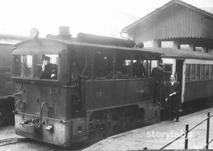 Locomotiva Con Macchinista E Controllori Del Treno