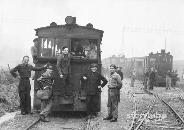 Operai Della Stazione E Macchinista Vicino Ad Una Locomotiva