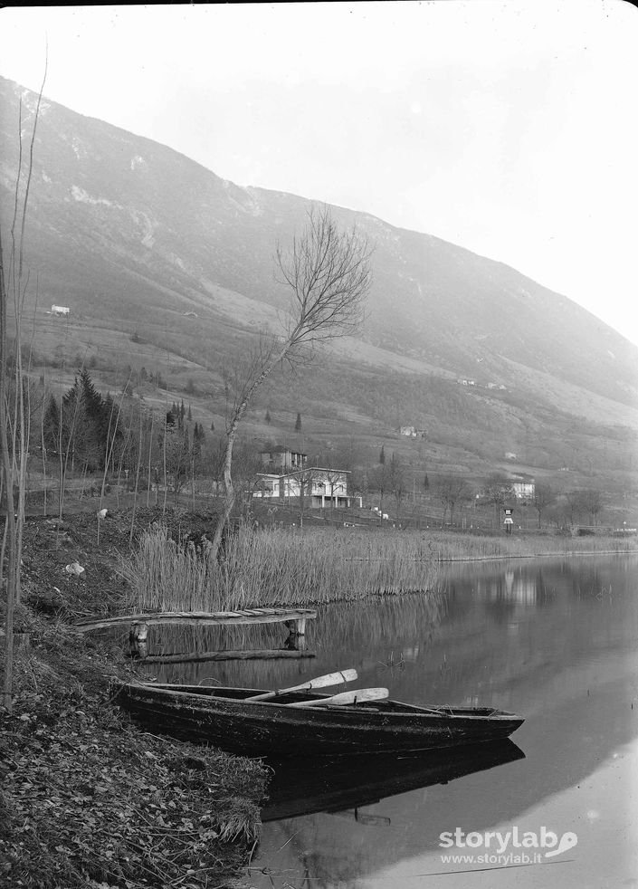 Barchetta In Riva Al Lago Di Endine