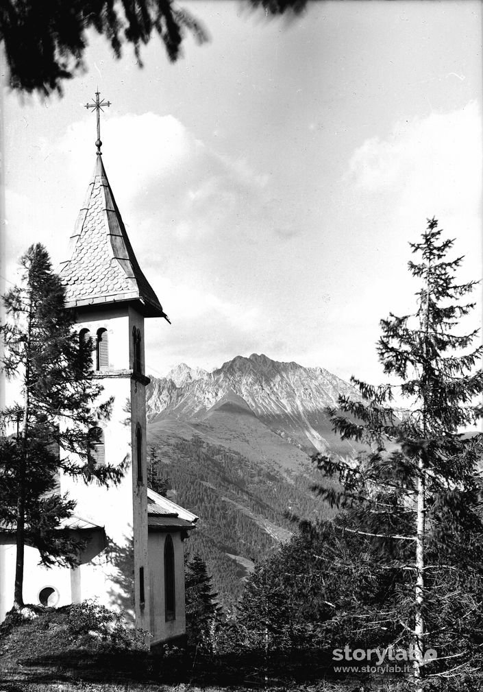 Campanile – Montagne Sullo Sfondo