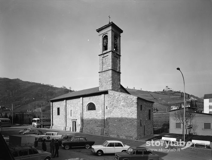 Esterno Chiesa – Auto Parcheggiate