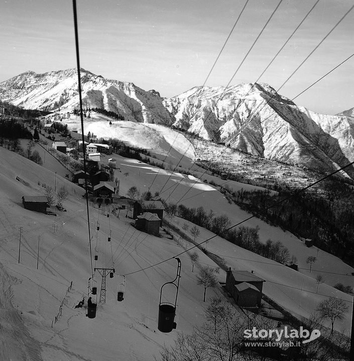 Impianto Di Risalita, Montagne Sullo Sfondo