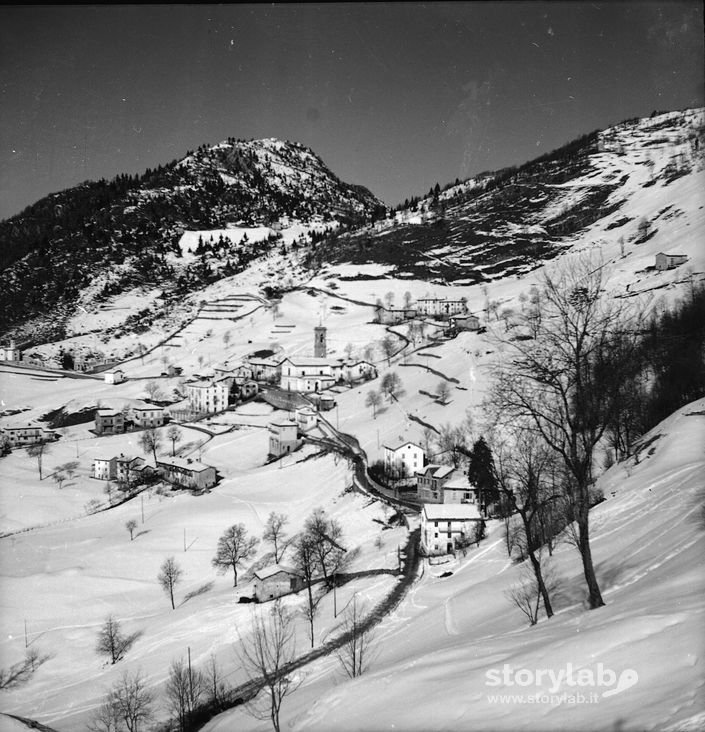 Paese, Montagne Sullo Sfondo