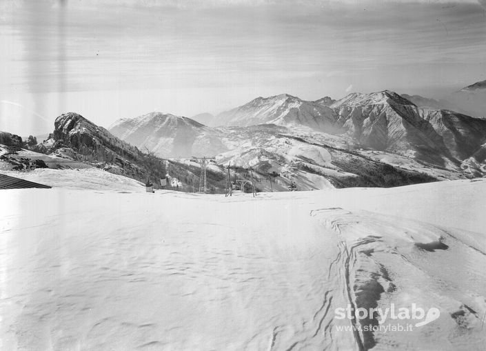 Impianti Di Risalita, Montagne Sullo Sfondo