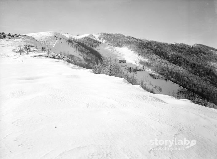 Impianto Di Risalita, Montagne Sullo Sfondo