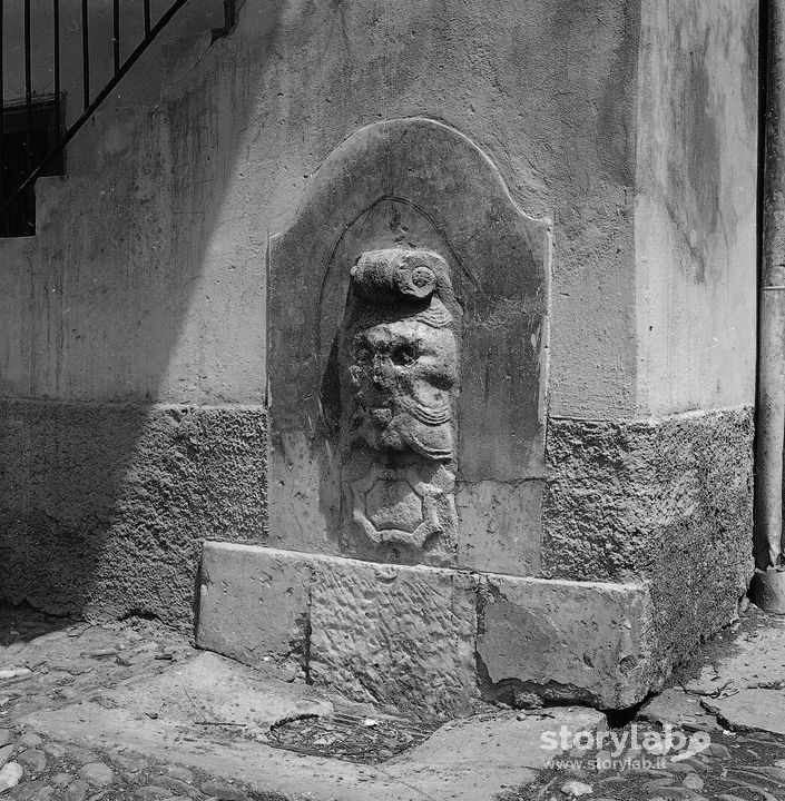 Fontana A Parete Con Altorilievo In Pietra