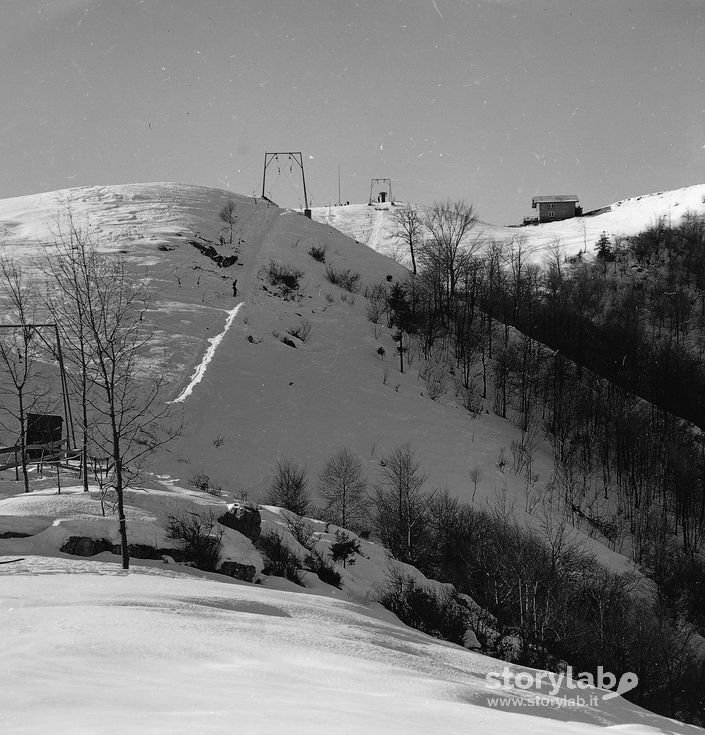 Impianto Di Risalita, Montagne Sullo Sfondo