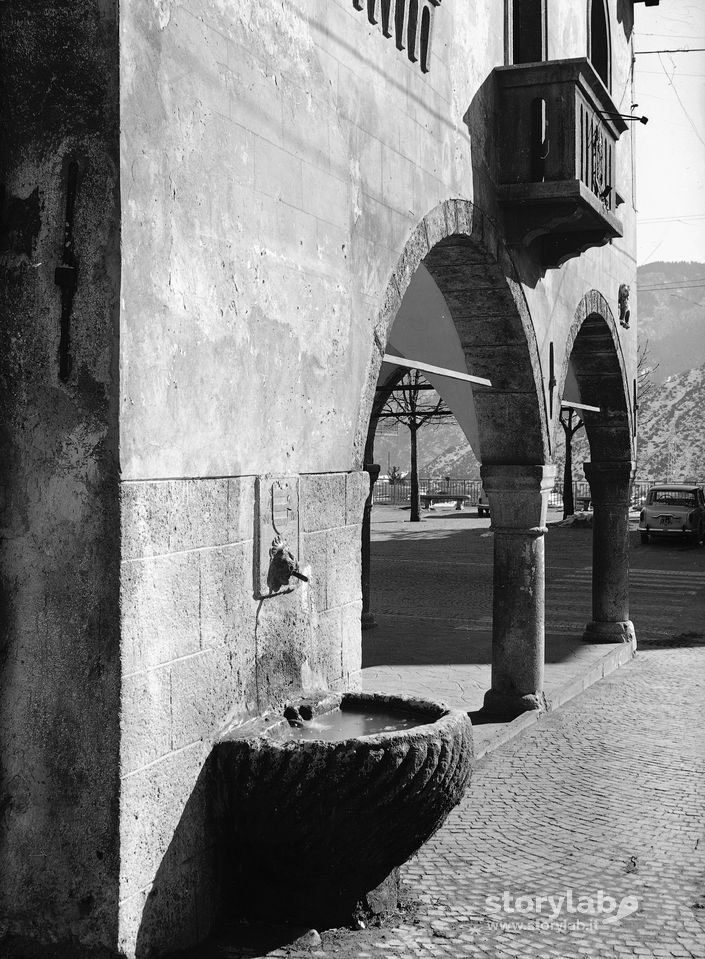 Fontana A Muro, Porticato Sullo Sfondo