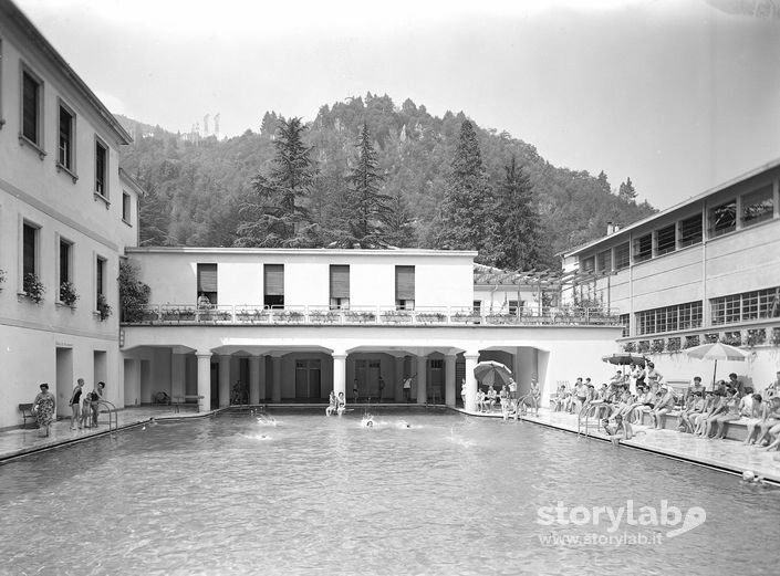 Piscina Pubblica Con Bagnanti