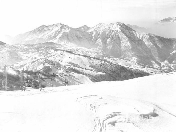 Pista Con Tracce, Impiegati Di Risalita, Montagne Sullo Sfondo