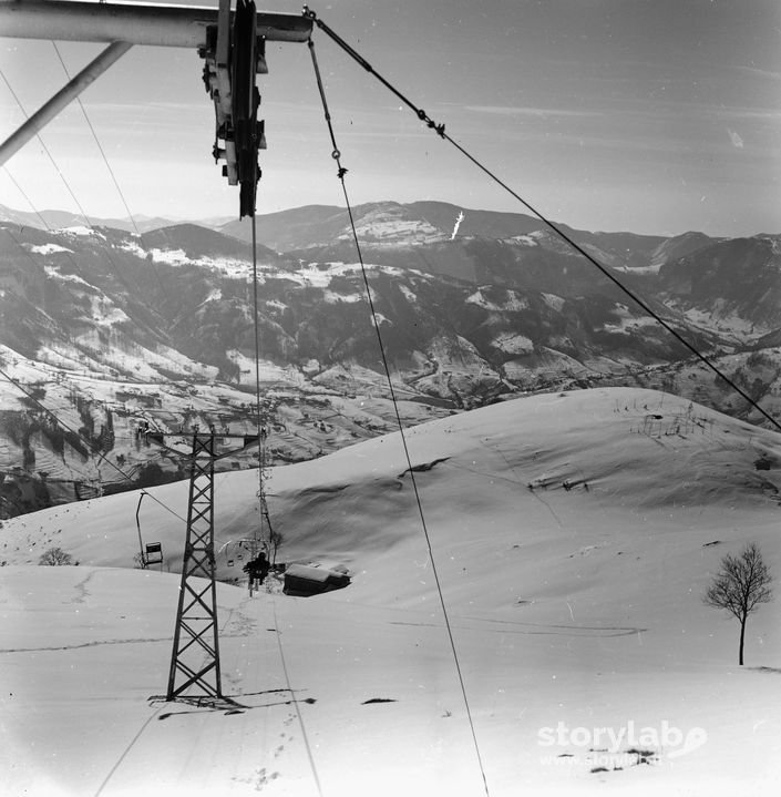 Piloni Seggiovia, Montagne Sullo Sfondo