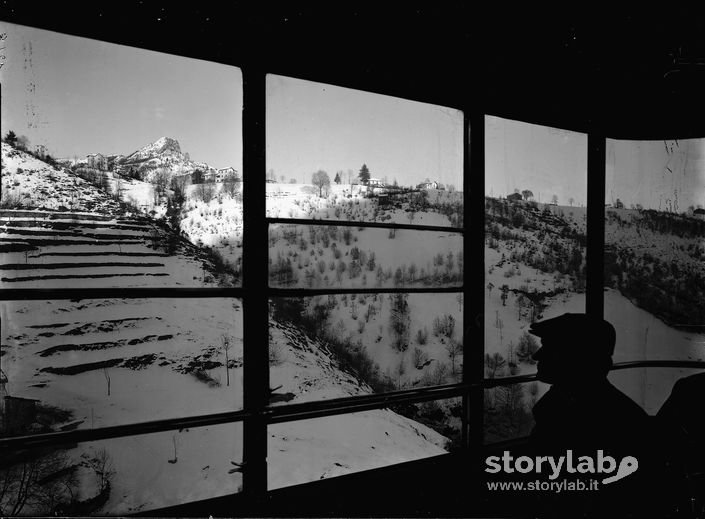 Finestra Vista Dall'Interno Con Uomini Che Osservano Le Montagne