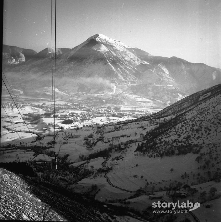 Impianto Di Risalita, Montagna Sullo Sfondo