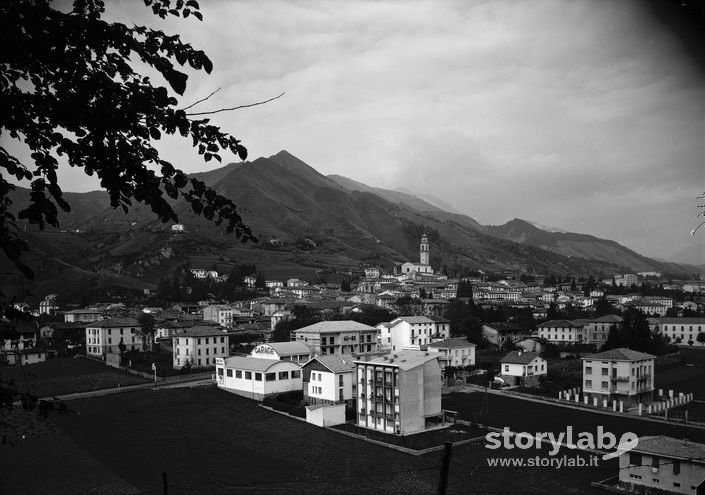 Paese, Montagne Sullo Sfondo