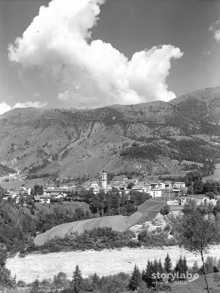 Paesaggio, Paese Con Montagne Sullo Sfondo