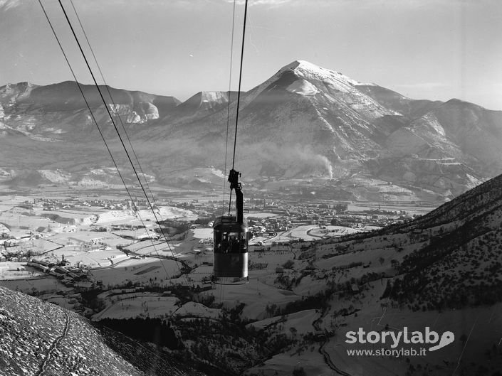 Cabinovia, Montagne E Valle Sullo Sfondo