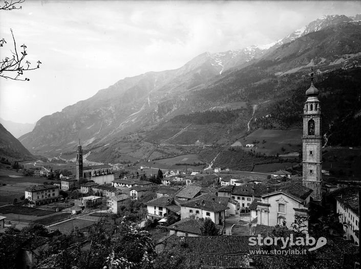 Paese Con Campanile Visto Dall'Alto