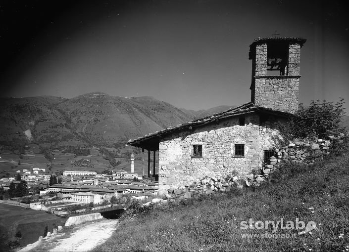 Chiesa In Collina, Paese A Valle