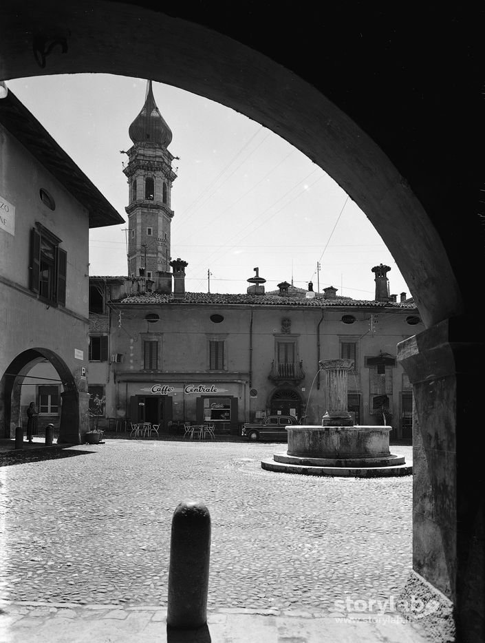 Piazza Con Fontana, "Caffè Centrale", Campanile