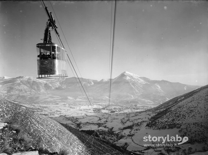 Cabinovia Che Scende A Valle, Valle Sullo Sfondo