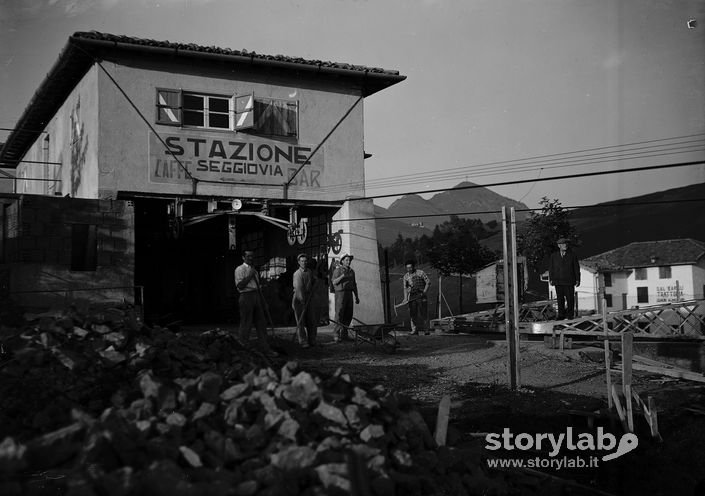 "Stazione Seggiovia" Con Operai