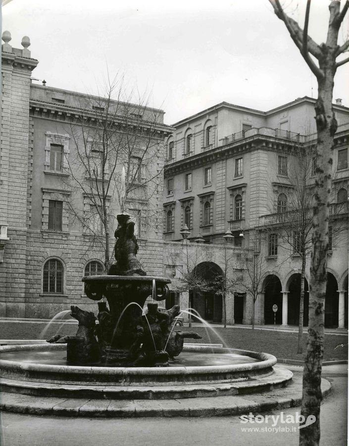 Fontana Di Piazza Dante Alighieri