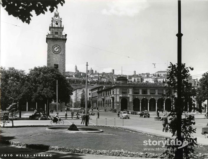 Vista Su Piazza Vittorio Veneto E Torre Dei Caduti