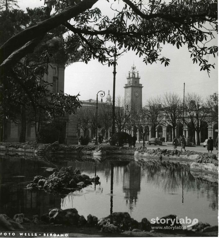 Vista Sui Portici E Torre Dei Caduti