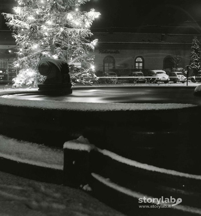 Fontana Innevata, Piazzale Stazione Ferroviaria Di Bergamo