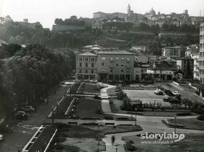 Scorcio Di Piazza Della Repubblica E Città Alta