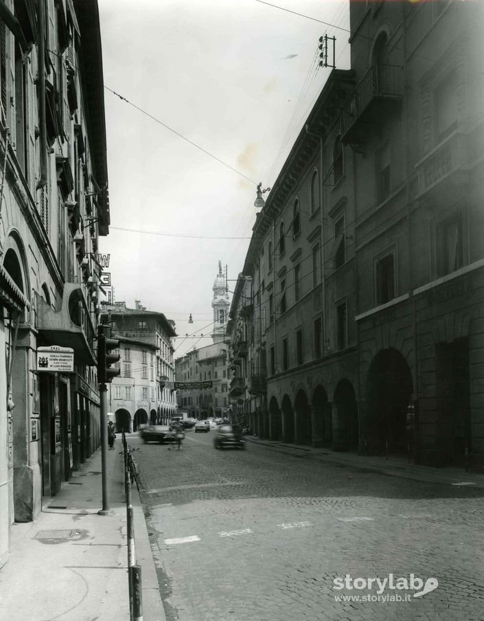 Piazza Pontida In Lontananza