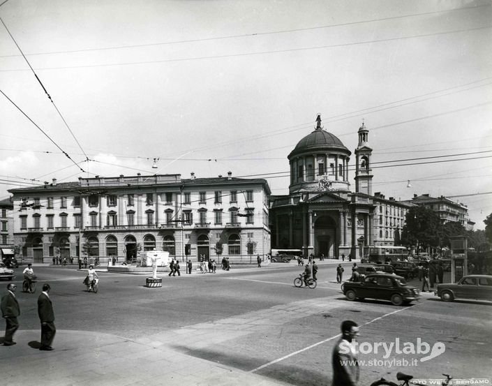 Vista Su Piazzale E Chiesa Di Santa Maria Immacolata Delle Grazie