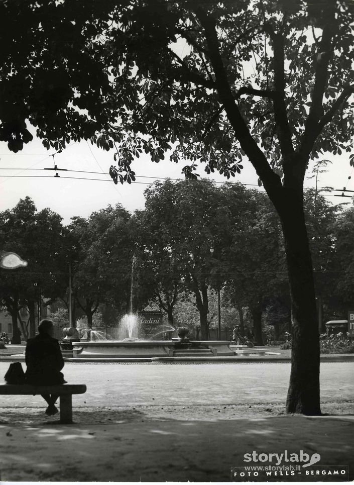 Osservando La Fontana, Piazzale Stazione Ferroviaria