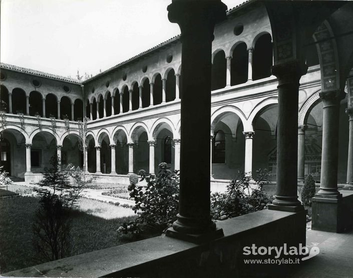 Chiostro Di Santa Marta