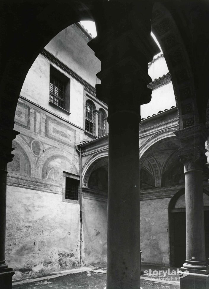 Interno, Chiostro Monastero Di S. Benedetto