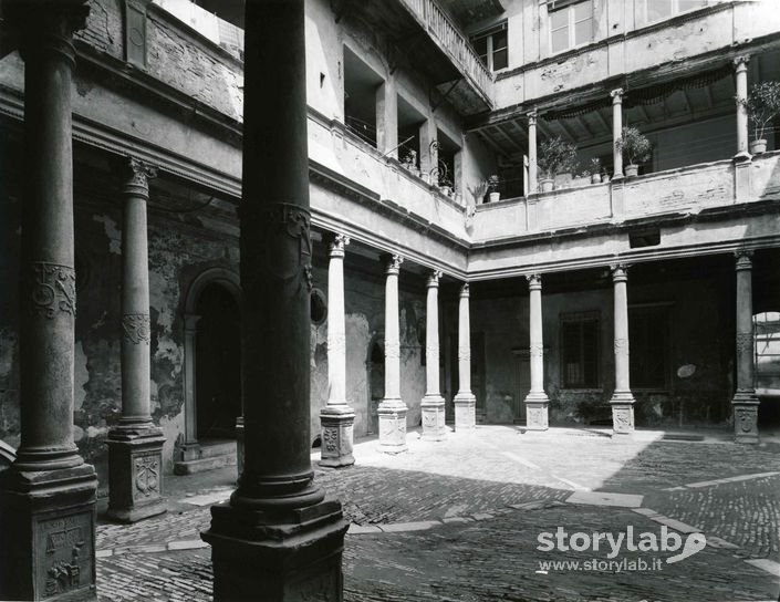 Cortile In Via Pignolo