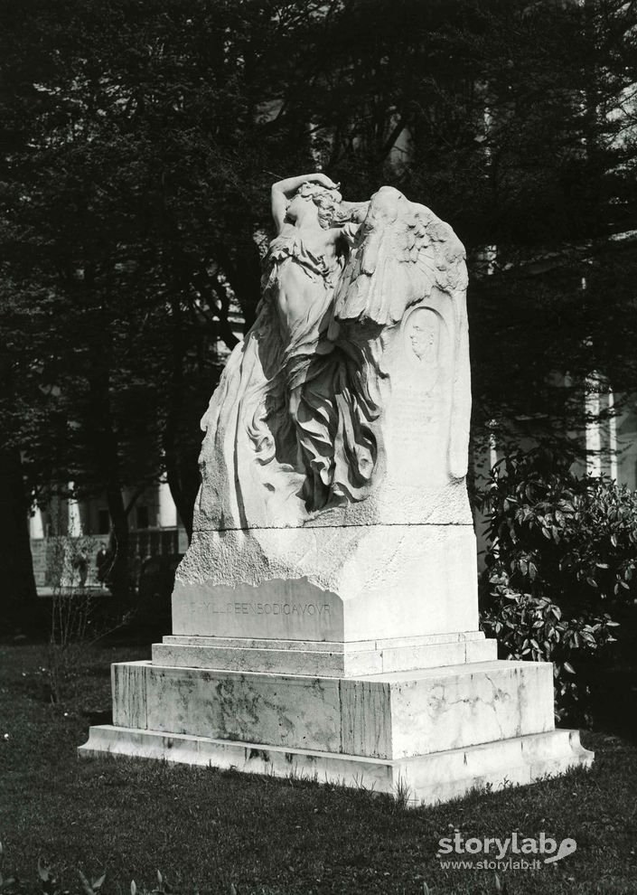Monumento A Camillo Benso Di Cavour