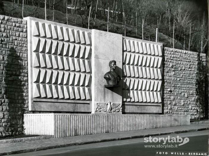 Monumento Ad Antonio Locatelli