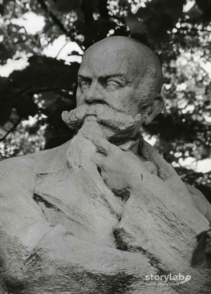  Busto Di Francesco Cucchi