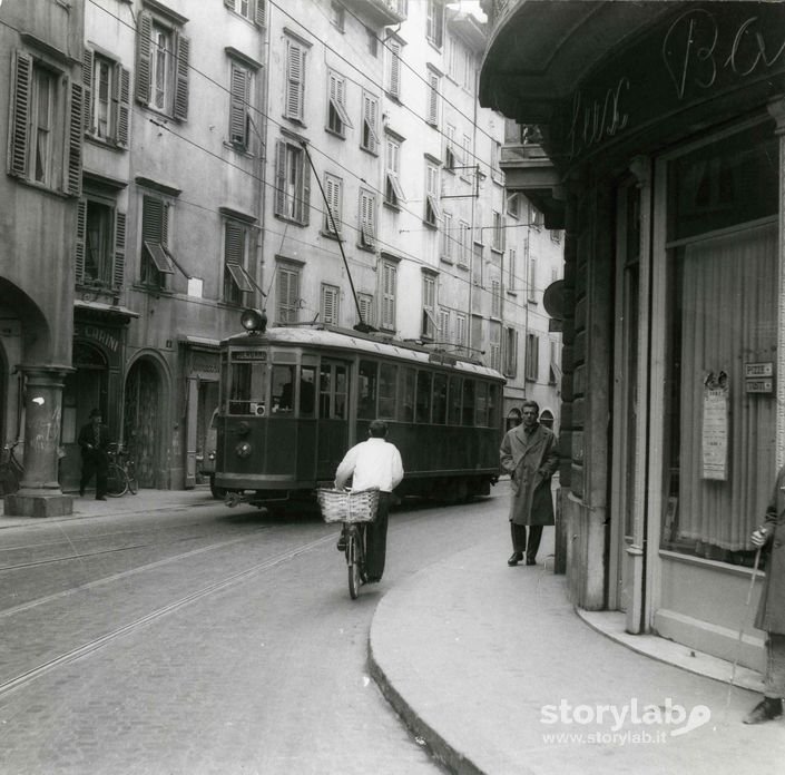 Tram In Via Broseta