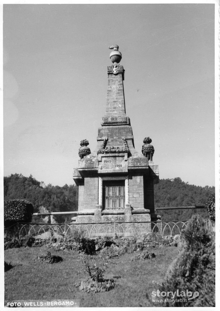 Monumento Ai Caduti A Brembilla