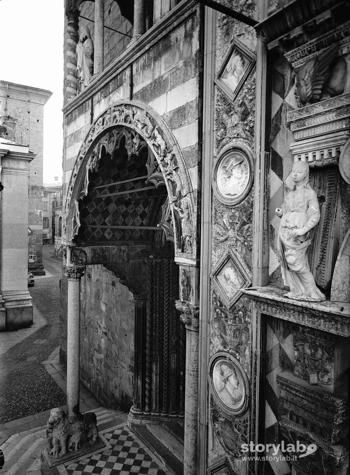 Basilica Santa Maria Maggiore, Ingresso