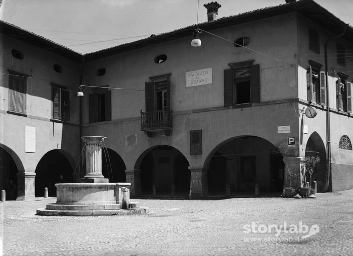 Palazzo Del Comune A Gandino