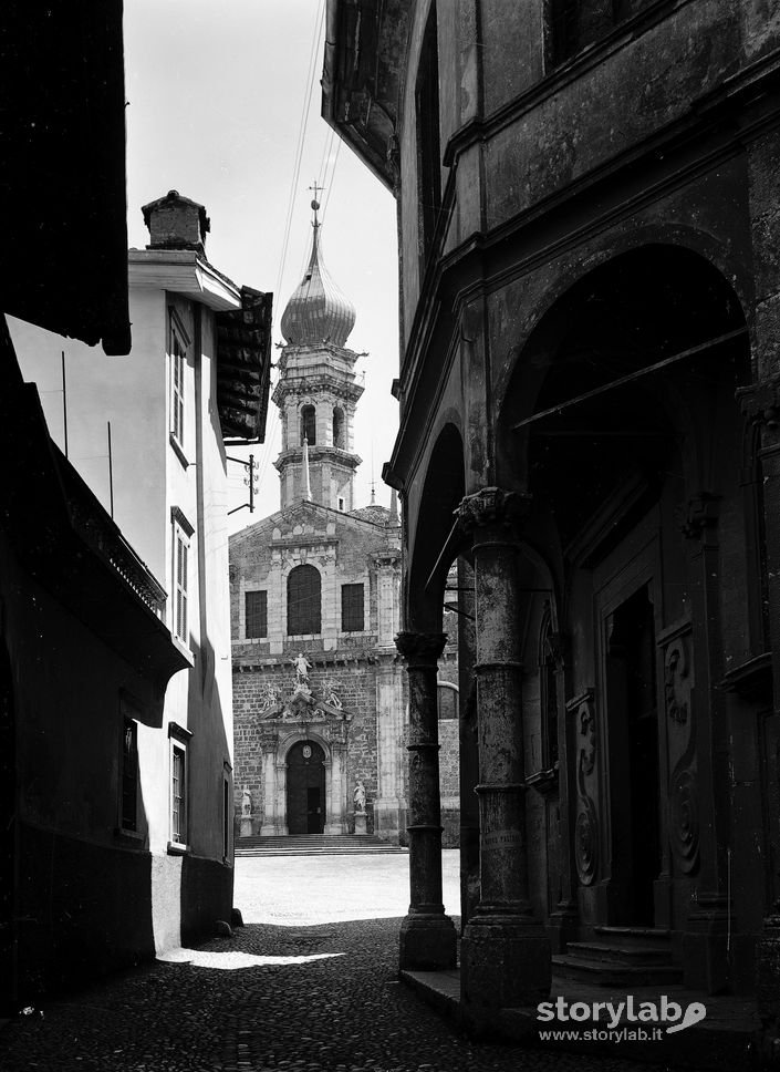 Basilica Di Santa Maria Assunta Vista Da Una Via