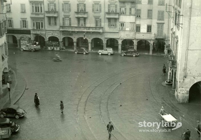 Vista Sui Portici Di Piazza Pontida